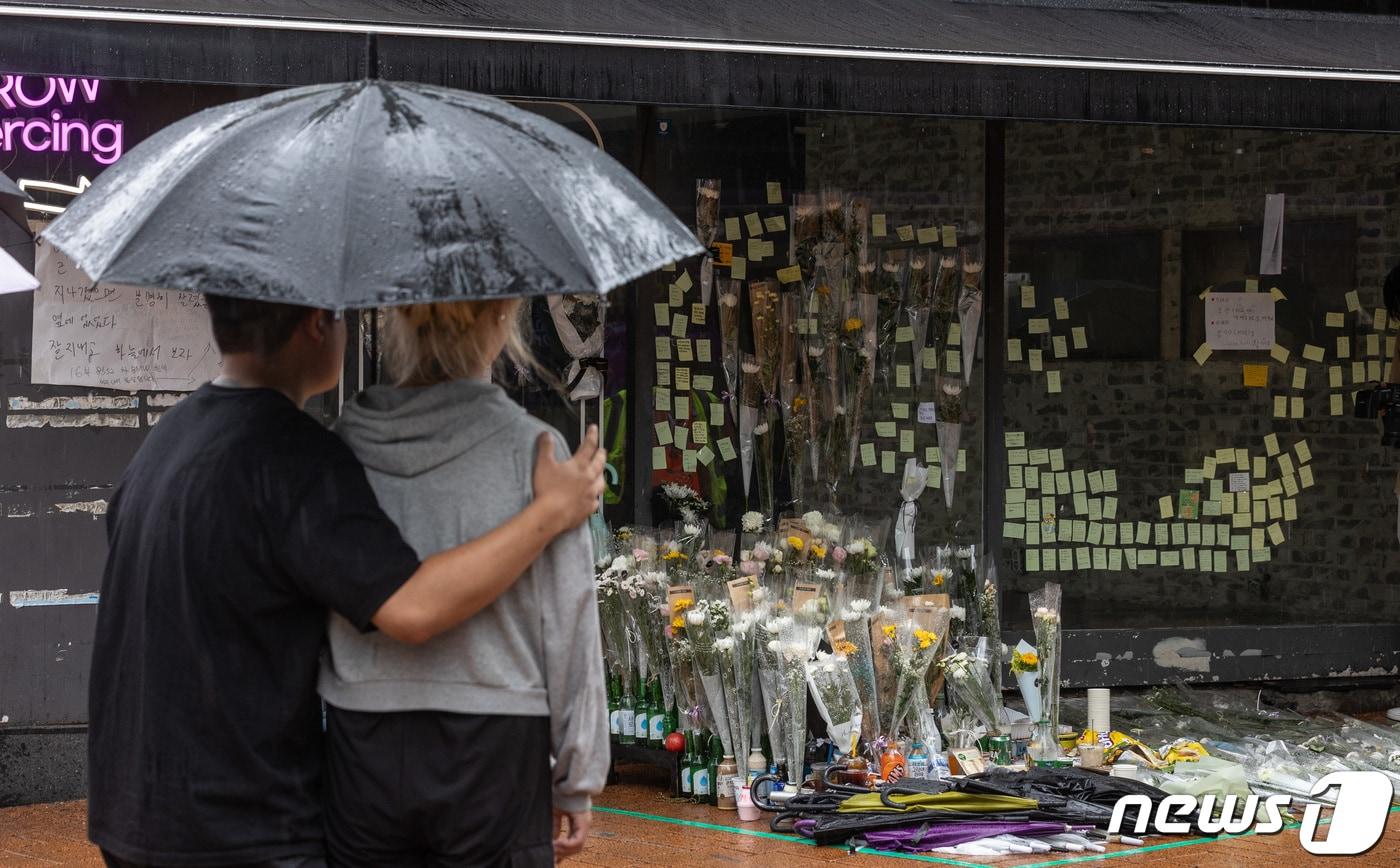 본문 이미지 - 23일 오전 서울 관악구 신림동 '묻지마 흉기 난동' 사건 현장을 찾은 시민들이 슬픔에 잠겨 있다. 2023.7.23/뉴스1 ⓒ News1 이재명 기자