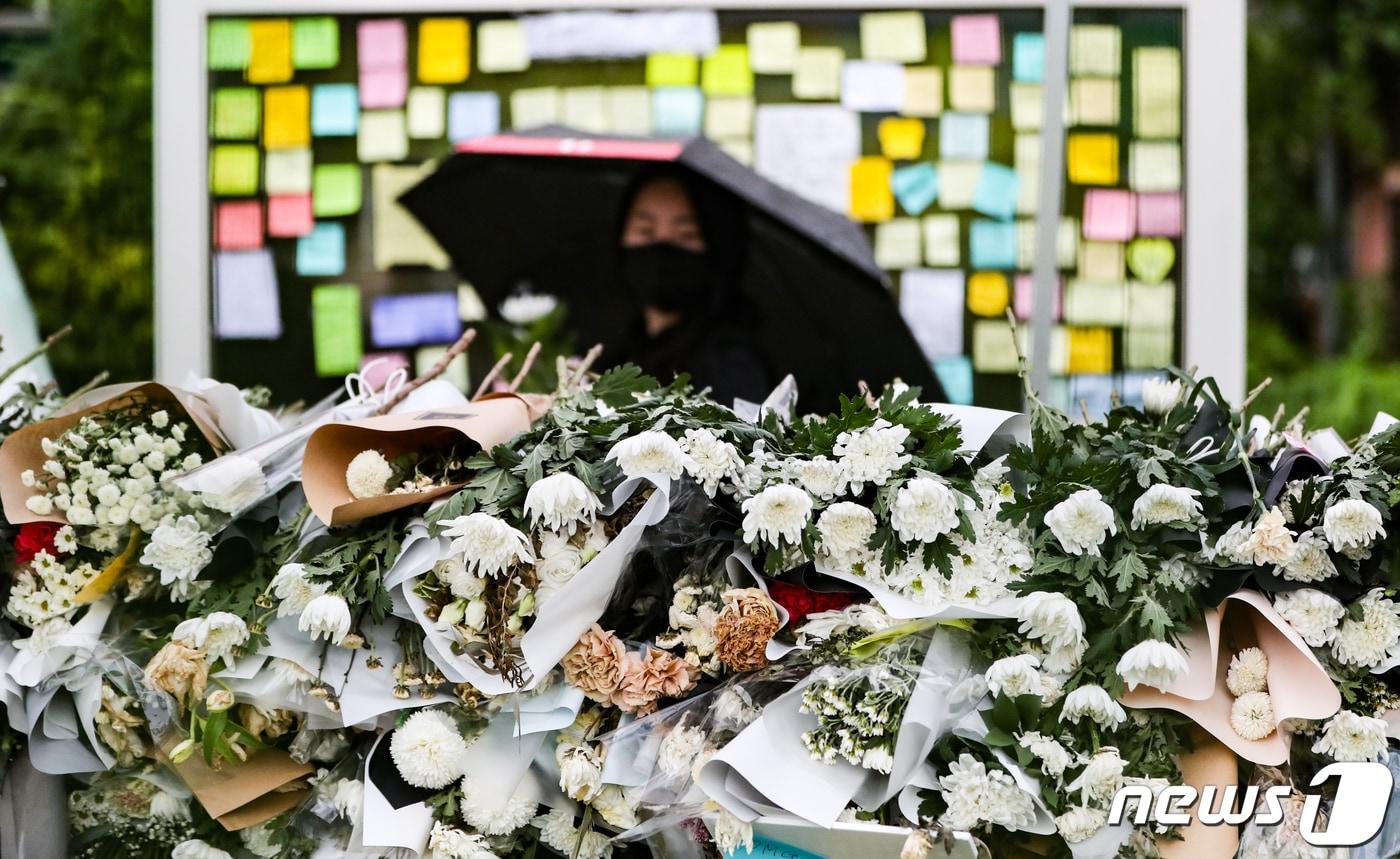 23일 서울 서초구 서이초등학교에서 교사들과 시민들이 극단적 선택으로 세상을 떠난 교사를 추모하고 있다. 2023.7.23/뉴스1 ⓒ News1 허경 기자