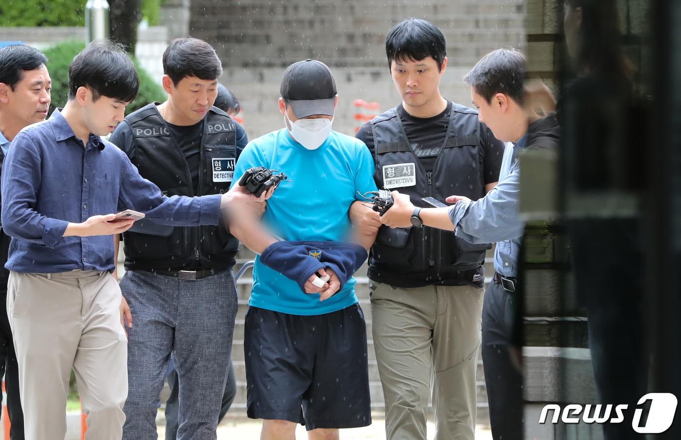 '신림동 칼부림’ 피의자 조모씨가 23일 서울 서초구 서울중앙지방법원에서 열린 구속 전 피의자심문(영장실질심사)에 출석하고 있다. 2023.7.23/뉴스1 ⓒ News1 허경 기자