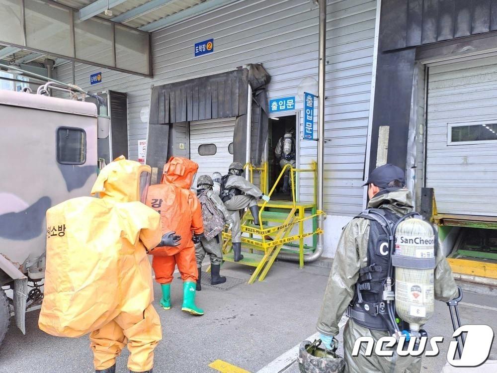 본문 이미지 - 유해물질 국제우편물 의심 신고받고 현장 출동한 관계당국.(강원도소방본부 제공) 2023.7.23/뉴스1