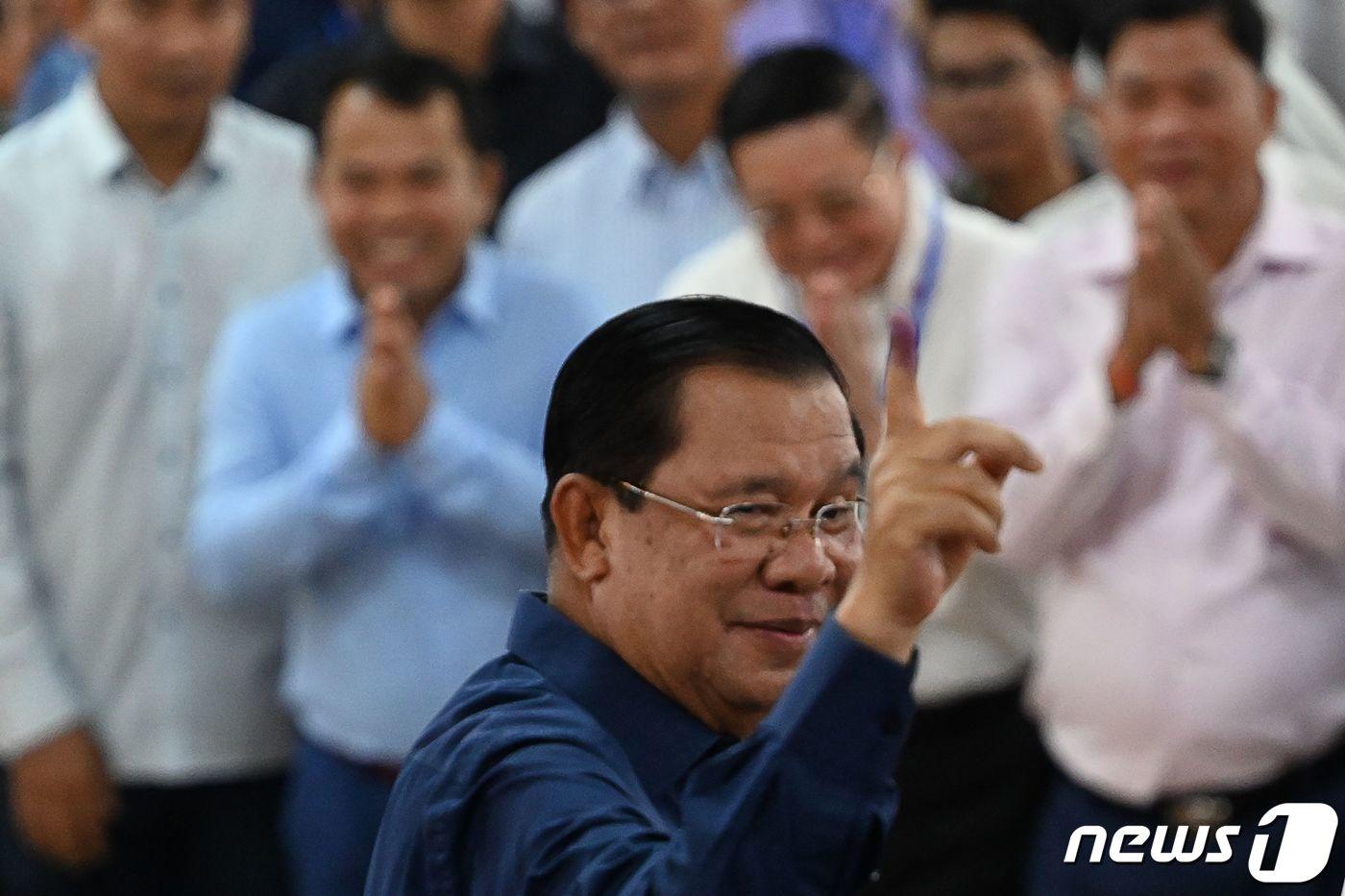 본문 이미지 - 23일 훈센 캄보디아 총리가 칸달 지방의 한 투표소에서 투표를 마쳤다는 표시를 하기 위해 기표한 손가락을 보이고 있다. 2023.07.23/뉴스1 ⓒ AFP=뉴스1 ⓒ News1 김민수 기자