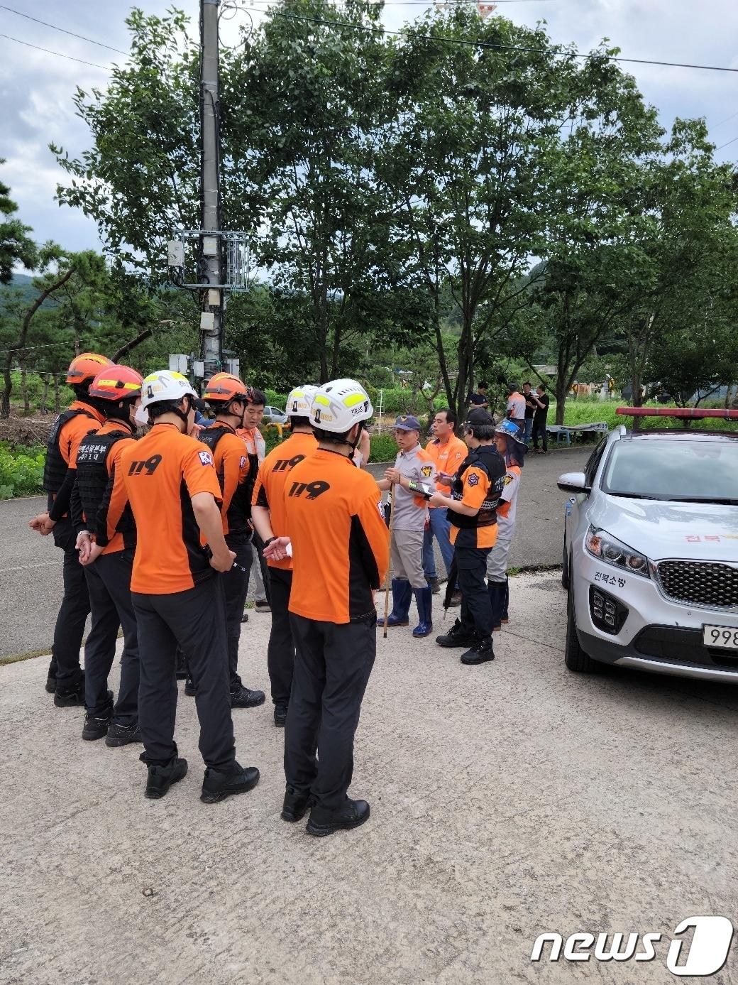 본문 이미지 - 전북 정읍에서 치매를 앓고 있던 80대 노인이 실종돼 이틀째 경찰과 소방이 수색을 하고 있다. 정읍소방서 현장 수색회의(정읍소방서 제공)2023.7.23/뉴스1 