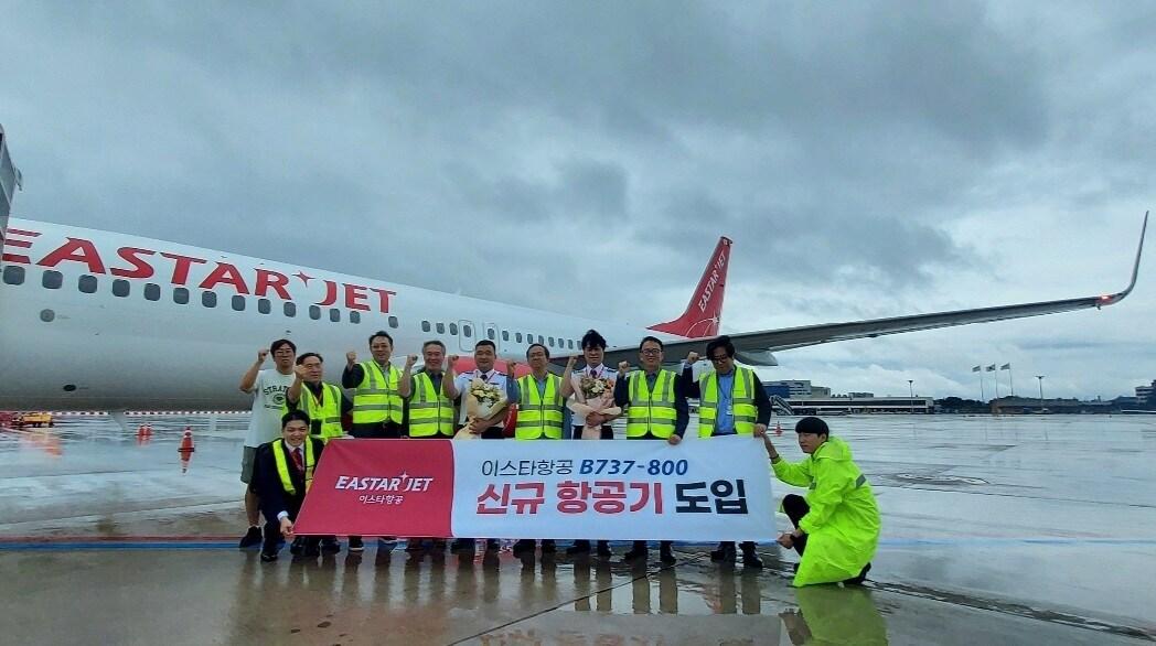 본문 이미지 - 23일 이스타항공 조중석 대표를 비롯한 임직원들이 5호기(HL8545) 항공기 도입을 기념하여 기념 촬영을 하고 있는 모습(이스타항공 제공). 