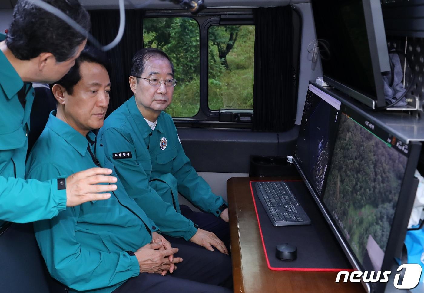 본문 이미지 - 한덕수 국무총리와 오세훈 서울 시장이 23일 오후 산사태 우려 신고가 접수된 서울 서초구 관문사 인근 산책로를 방문해 대응 상황을 점검하고 있다. 2023.7.23/뉴스1 ⓒ News1 김진환 기자