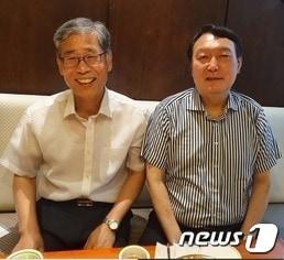 본문 이미지 - 윤석열 대통령과 신평 변호사. ⓒ 뉴스1