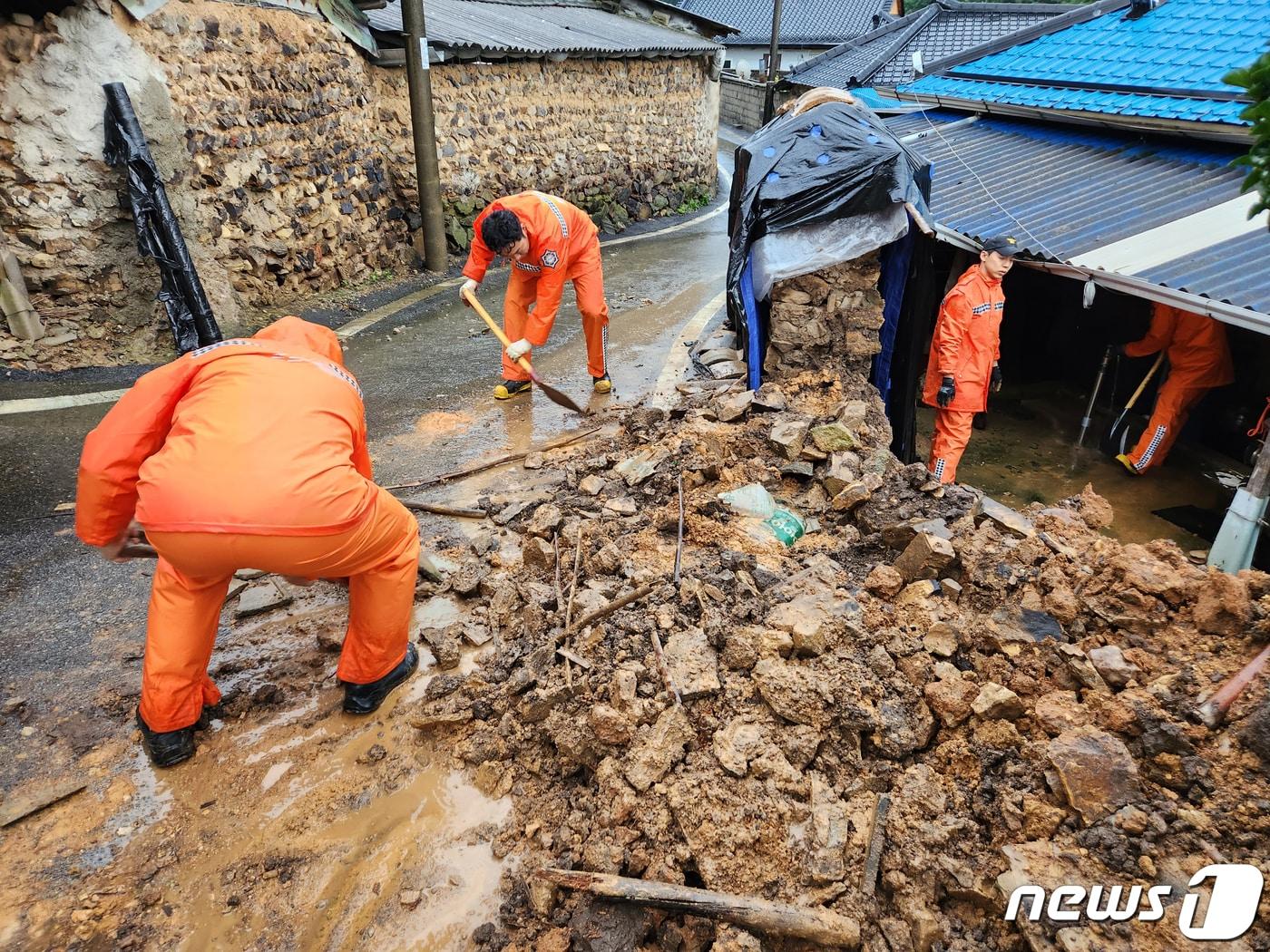 본문 이미지 - 집중호우가 내린 23일 오후 7시58분쯤 전남 영광군 불갑면 우곡리의 한 주택 뒷편의 담이 무너져 소방당국이 현장 조치를 하고 있다. (전남소방본부 제공) 2023.7.24 ⓒ 뉴스1 이승현 기자