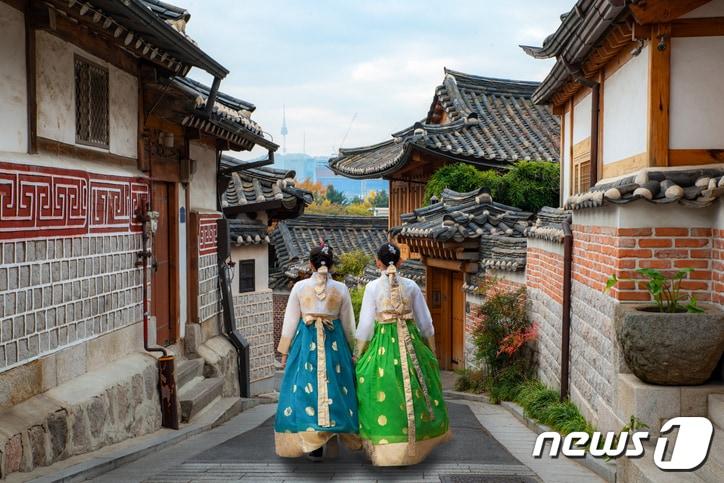 본문 이미지 - 외국인 여행객들이 많이 찾는 서울 관광지 중 하나인 '북촌한옥마을'(호텔스컴바인·카약 제공)