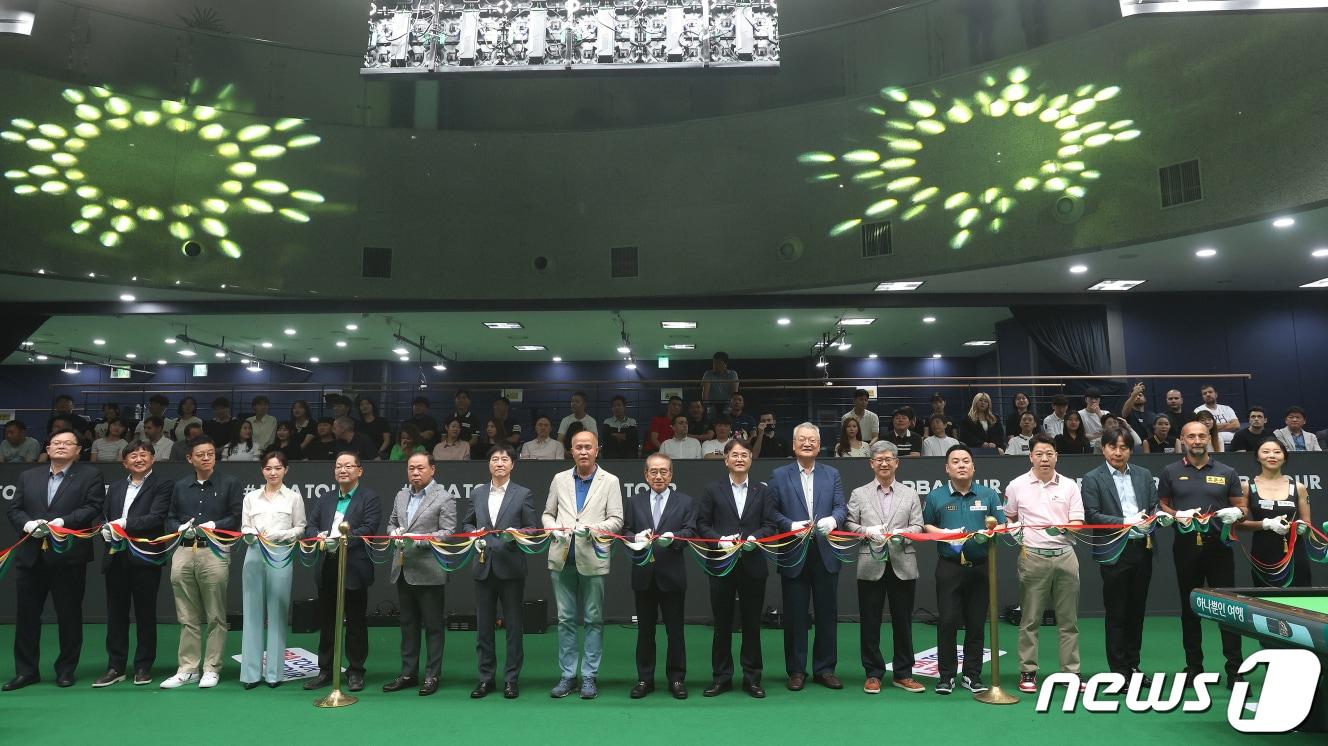 본문 이미지 - 22일 경기 고양시 킨텍스 제2전시장에서 열린 '프로당구 PBA 스타디움' 개관식에서 참석자들이 테이프 커팅 행사를 하고 있다. 이날 개관식에는 이동환 고양시장을 비롯해 김영수 프로당구협회 총재, 9개 구단의 단장과 후원사 관계자, 주요선수 등 200여명이 참석했다. (고양시 제공)
