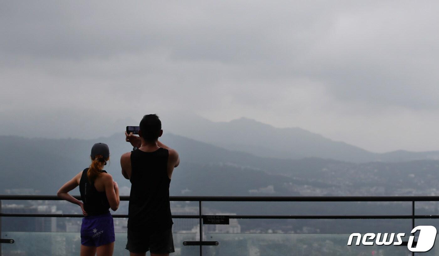 24일 서울 용산구 남산타워에서 바라본 하늘에 먹구름이 드리워져 있다. 2023.7.24/뉴스1 ⓒ News1 김민지 기자