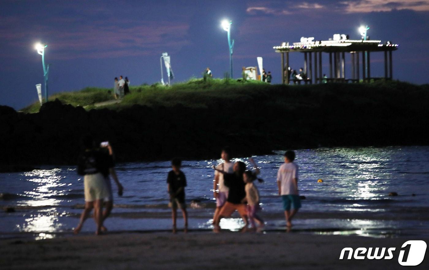 본문 이미지 - 제주시 조천읍 함덕해수욕장에서 관광객과 도민들이 더위를 쫓고 있다. 열대야는 오후 6시 부터 다음날 오전 9시까지 최저기온이 25도 이상으로 유지되는 현상이다. 2023.7.24/뉴스1 ⓒ News1 오현지 기자
