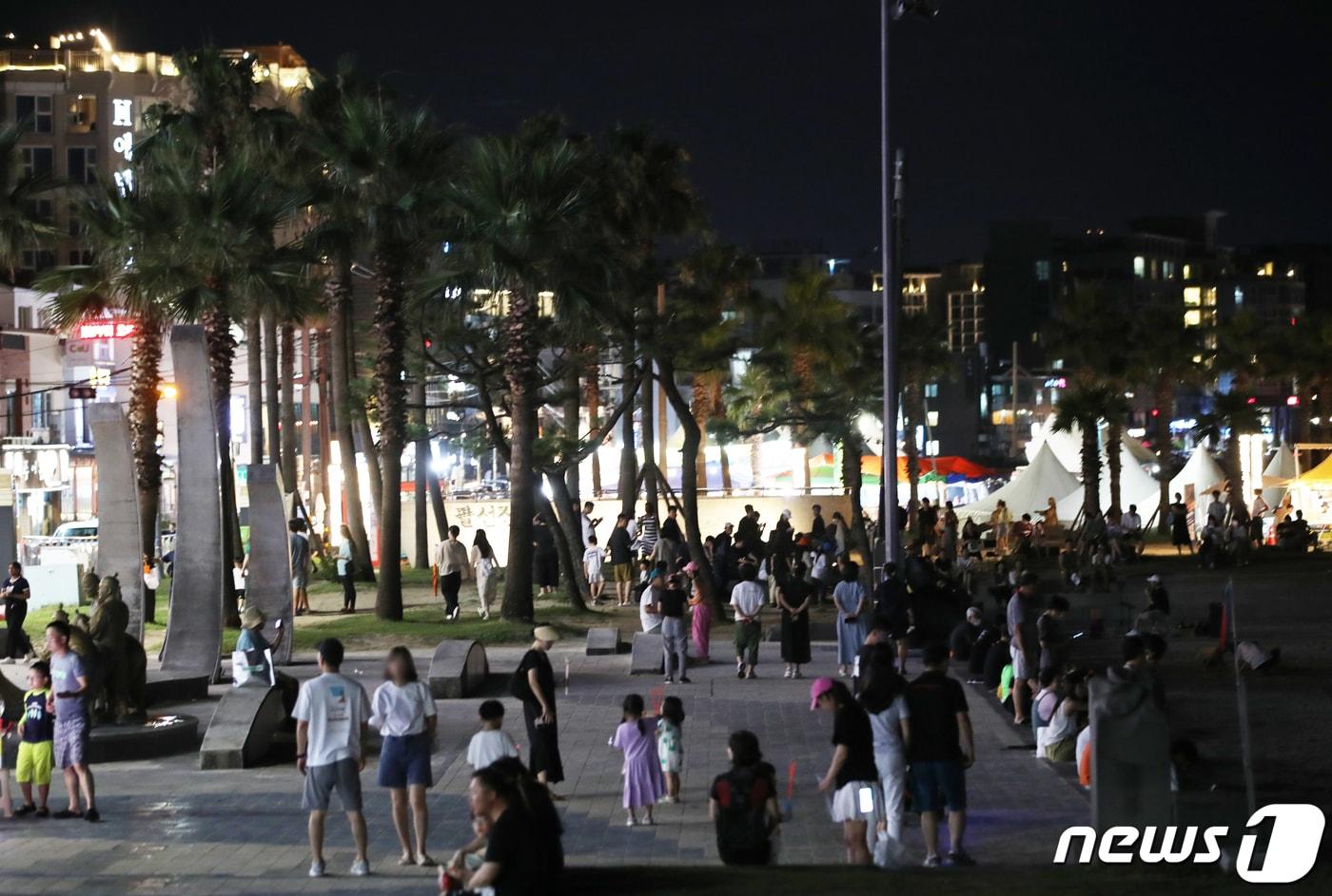 본문 이미지 - 제주시 조천읍 함덕해수욕장에서 관광객과 도민들이 더위를 쫓고 있다(자료사진)ⓒ News1 오현지 기자