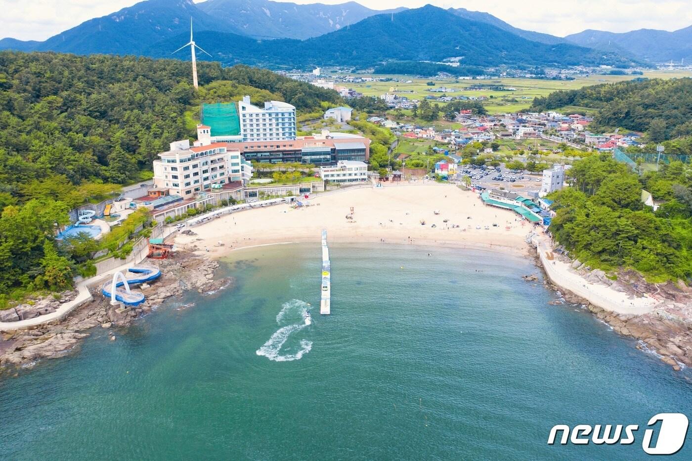 남일대리조트(왼쪽)와 남일대해수욕장 전경(사천시 제공).