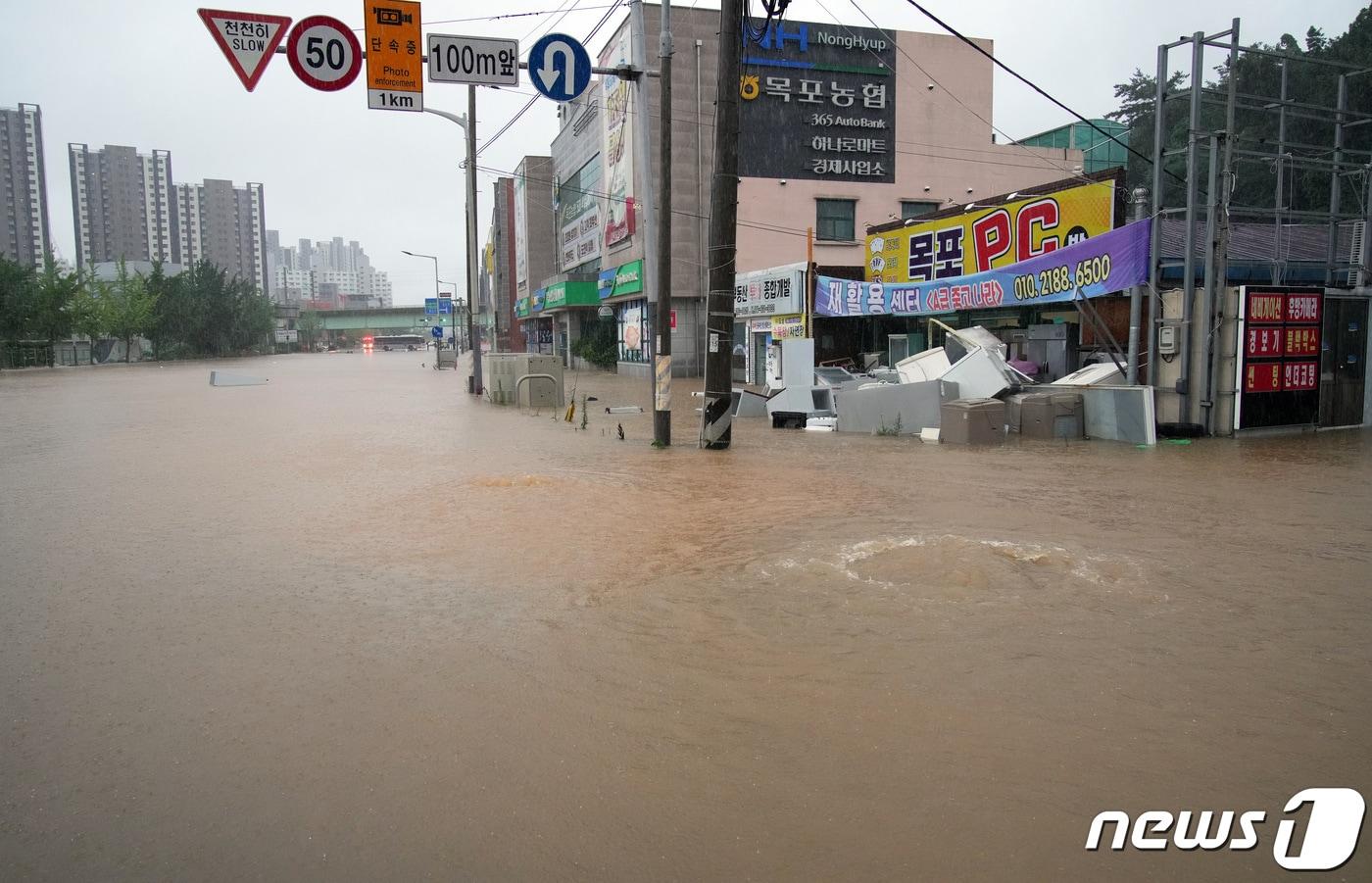 본문 이미지 - 집중호우로 침수된 목포시 석현동 일대 도로 현장 모습.(전남도 제공) 2023.7.24/뉴스1 ⓒ News1 전원 기자