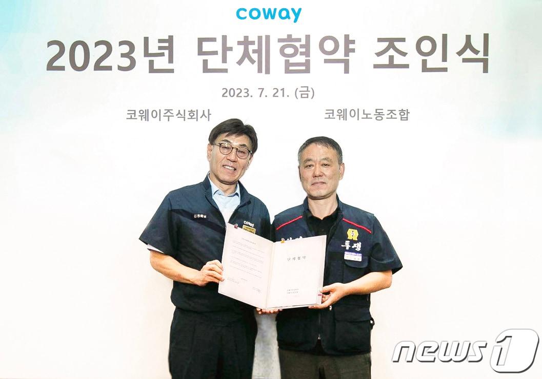 본문 이미지 - 김동화 코웨이 생산본부장(왼쪽)과 임재환 생산 코웨이노동조합 위원장이 기념사진을 찍고 있다.(코웨이 제공) 