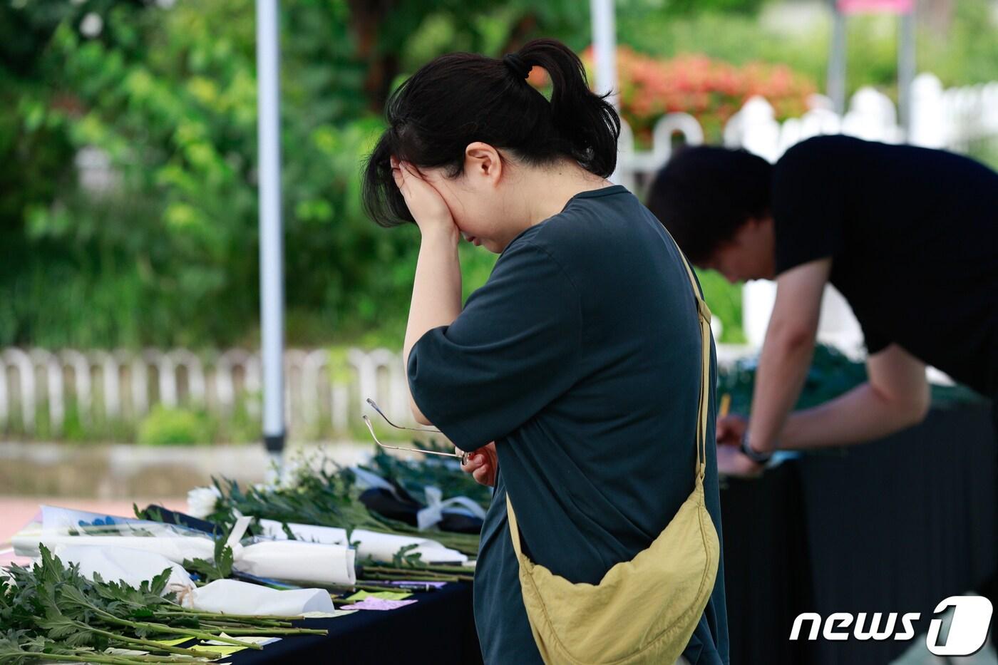 24일 서울 서초구 서이초등학교를 찾은 시민이 극단 선택으로 숨진 교사를 추모하며 눈물을 흘리고 있다. 교육부와 서울시교육청, 강남서초교육지원청은 이날부터 교사 사망 사인의 진상 규명을 위해 합동조사단을 운영, 집중 조사를 실시한다. 2023.7.24/뉴스1 ⓒ News1 안은나 기자