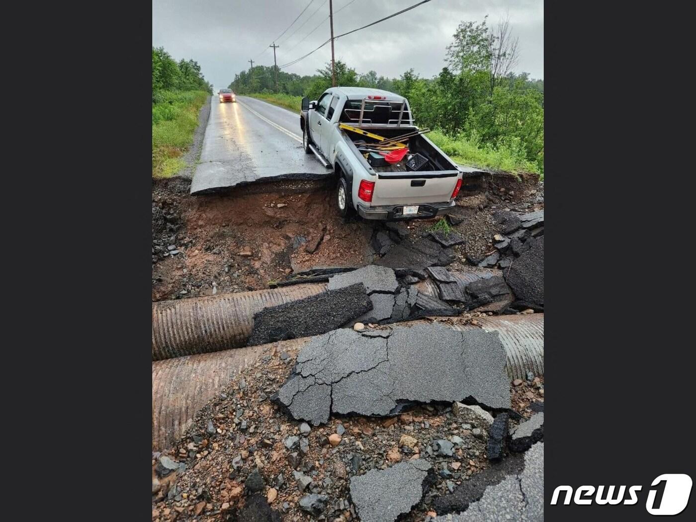 본문 이미지 - 캐나다 노바스코샤 지역 홍수로 도로가 파손되었다. ⓒ 로이터=뉴스1
