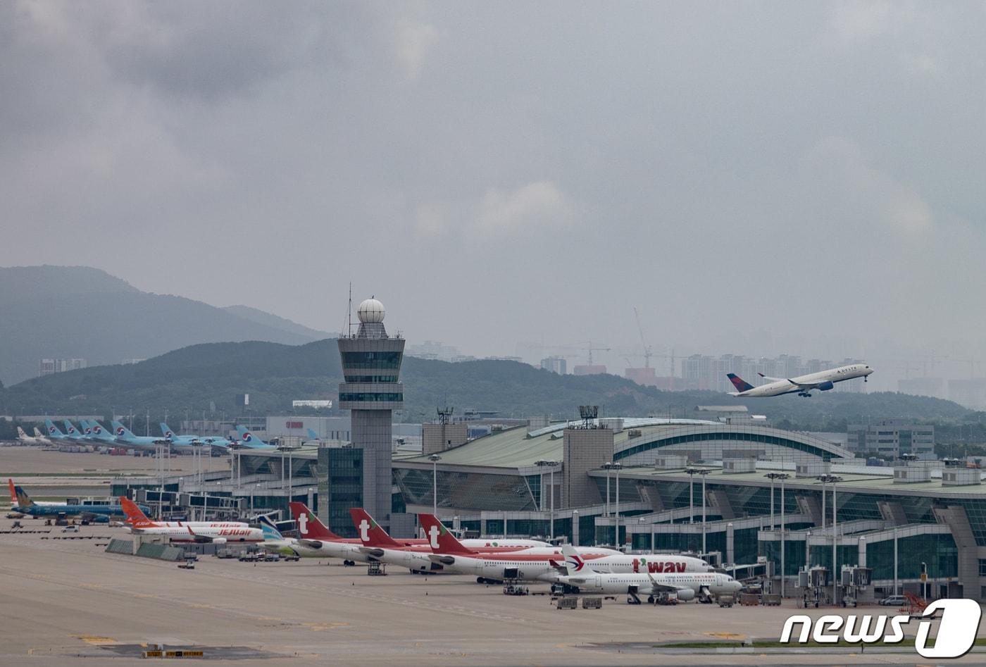 인천국제공항 활주로에서 여객기가 이륙하고 있다. &lt;자료사진&gt; 2023.7.24/뉴스1 ⓒ News1 이재명 기자