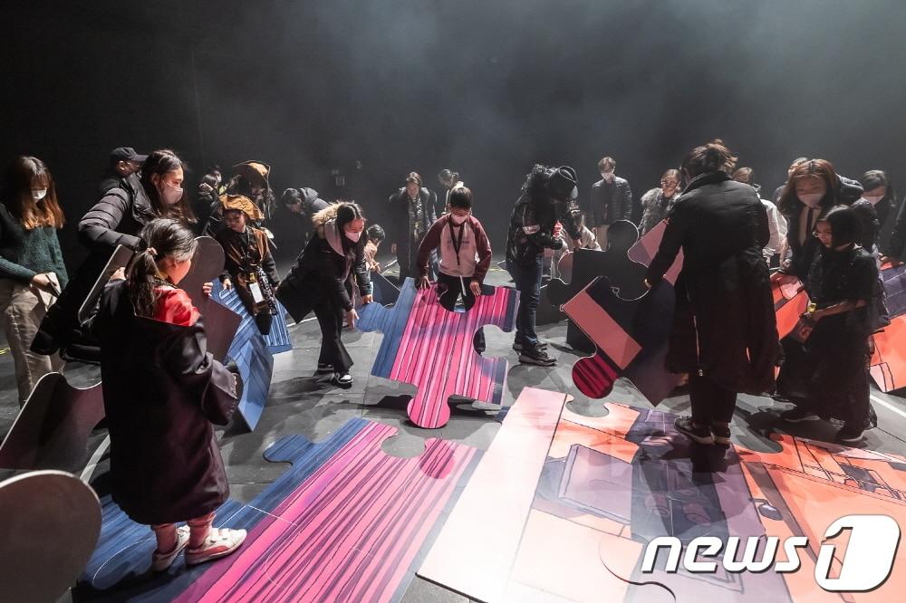 본문 이미지 - 지난 2월에 진행된 '비하인드 더 스테이지' 체험 모습.(문화재단 제공)