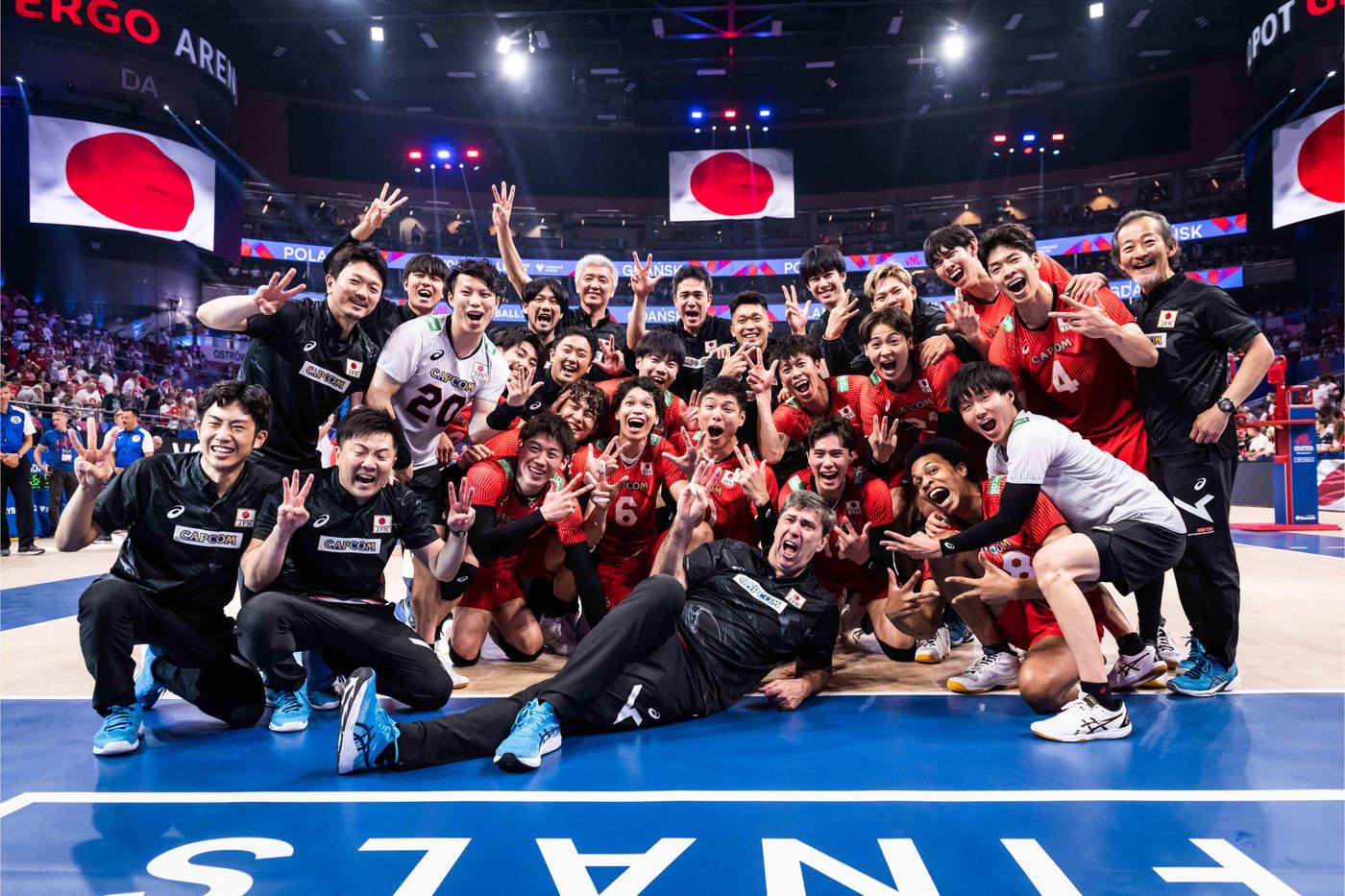 사상 첫 3위에 오른 일본 남자 배구대표팀 (FIVB 홈페이지)