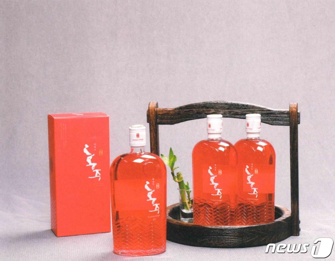 본문 이미지 -  '2023 남도 우리술 품평회'에서 우수상을 수상한 ‘진도홍주 40&deg;’.(진도군 제공)/뉴스1