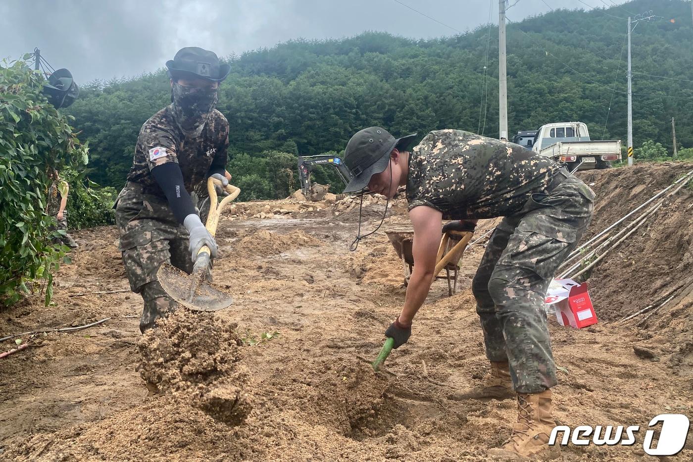 본문 이미지 - 24일 육군 제50보병사단 팔공산 여단 장병들이 집중호우 피해지역에서 복구 작전을 전개하는 모습.(육군 제50보병사단 제공)ⓒ 뉴스1 최창호 기자