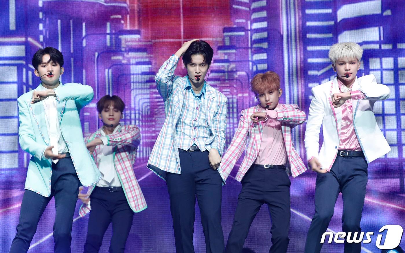 그룹 호라이즌(HORI7ON)이 24일 서울 송파구 올림픽공원에서 가진 정규 1집 '프렌드-십‘(Friend-SHIP) 발매 기념 쇼케이스에서 신곡을 선보이고 있다. 2023.7.24/뉴스1 ⓒ News1 권현진 기자
