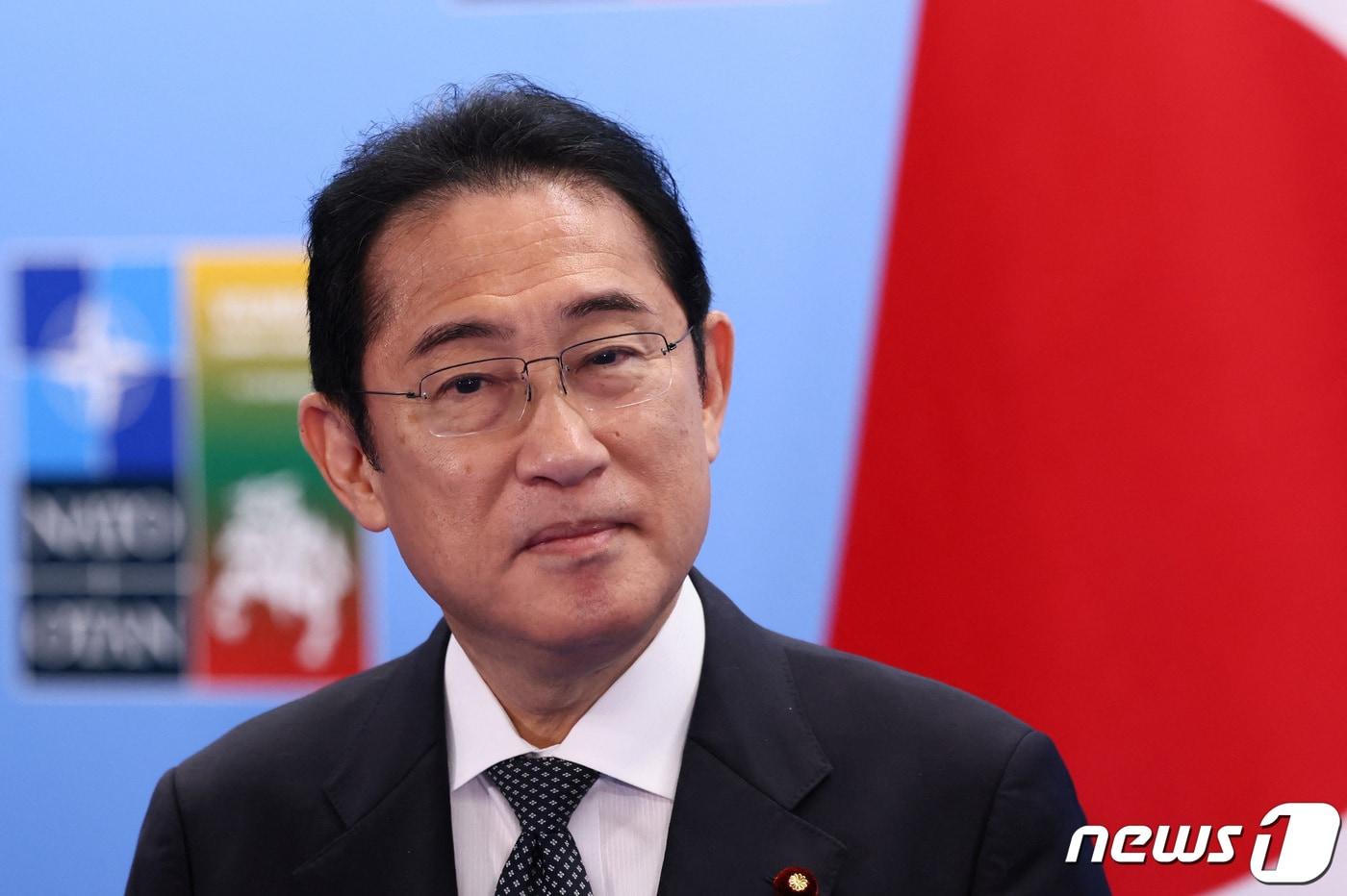 본문 이미지 - 지난달 12일(현지시각) 리투아니아 빌뉴스에서 열린 나토 정상회담에서 기시다 후미오(岸田文雄) 일본 총리가 옌스 스톨텐베르그 북대서양조약기구(NATO·나토) 사무총장과의 회담을 지켜보고 있다. 2023.07.12/ ⓒ 로이터=뉴스1 ⓒ News1 윤주영 기자