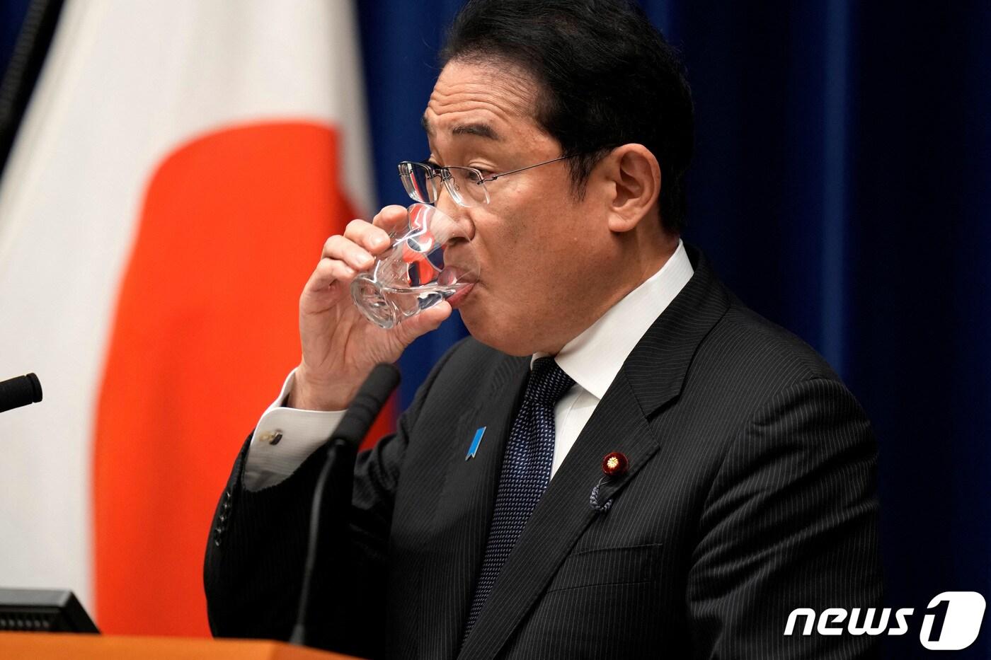 본문 이미지 - 지난달 13일 일본 도쿄 총리실에서 기시다 후미오(岸田文雄) 일본 총리가 기자회견을 하는 동안 물 한 잔을 마시고 있다. 2023.06.13/ ⓒ 로이터=뉴스1 ⓒ News1 윤주영 기자