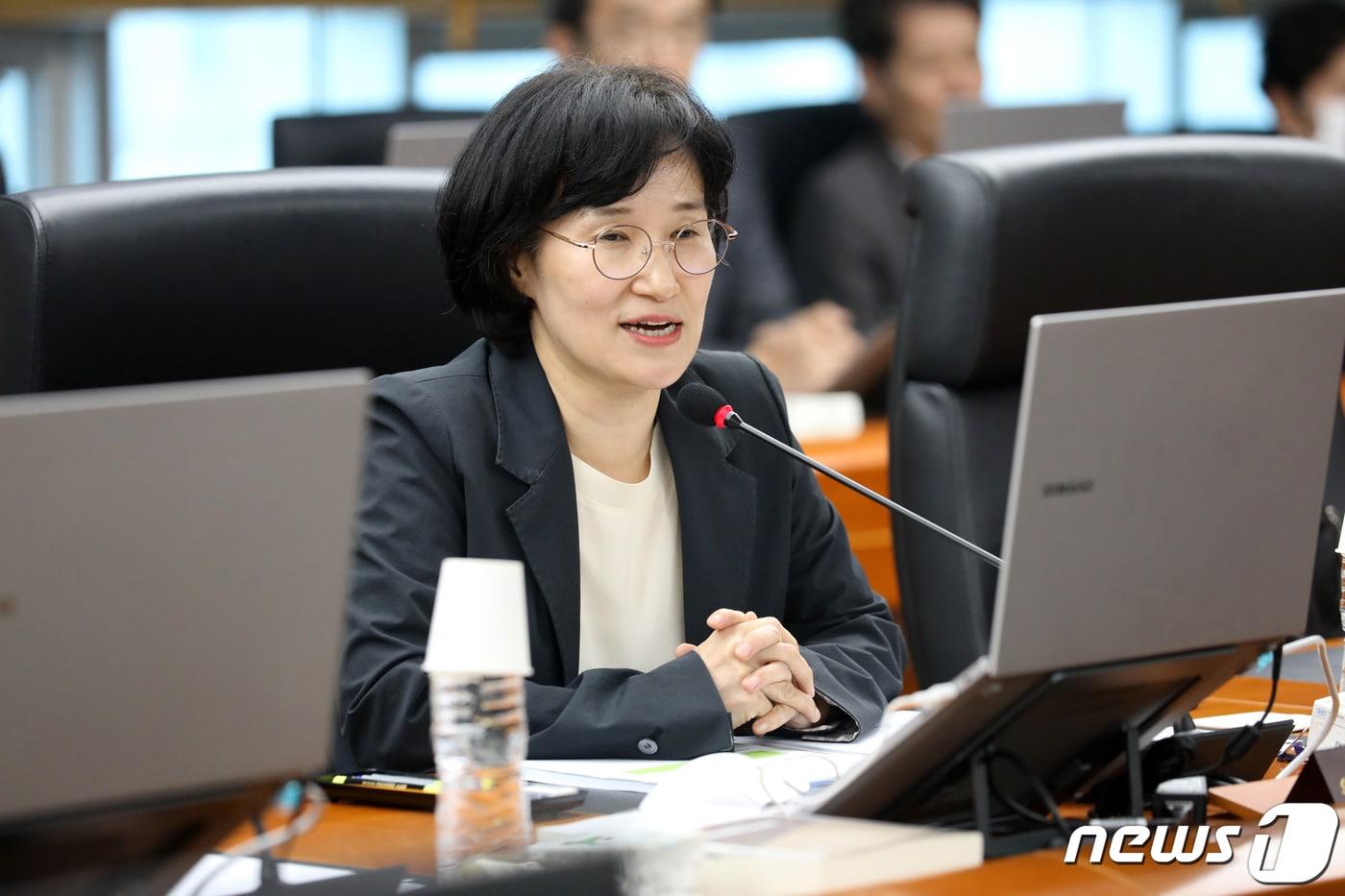 원민경 신임 국가인권위원회 비상임 인권위원이 2023년 7월 24일 오후 서울 중구 국가인권위원회에서 제11차 전원위원회에서 인사말하고 있다. 2023.7.24/뉴스1 ⓒ News1 이승배 기자