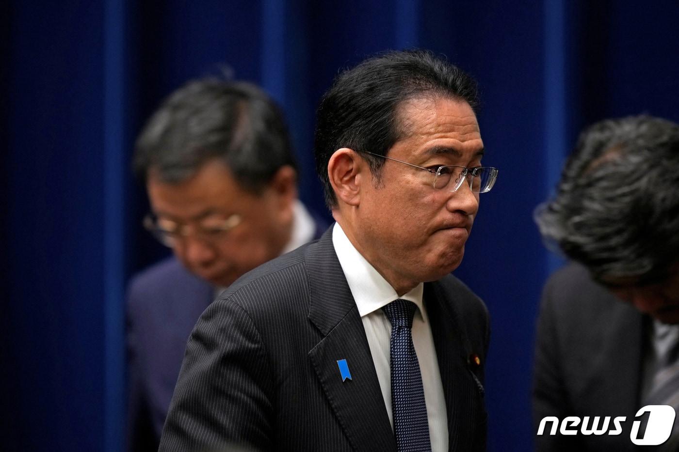 본문 이미지 - 6월 13일 일본 도쿄 총리 집무실에서 기시다 후미오(岸田文雄) 일본 총리가 기자회견을 마치고 떠나고 있다. 2023.06.13/ ⓒ 로이터=뉴스1 ⓒ News1 윤주영 기자