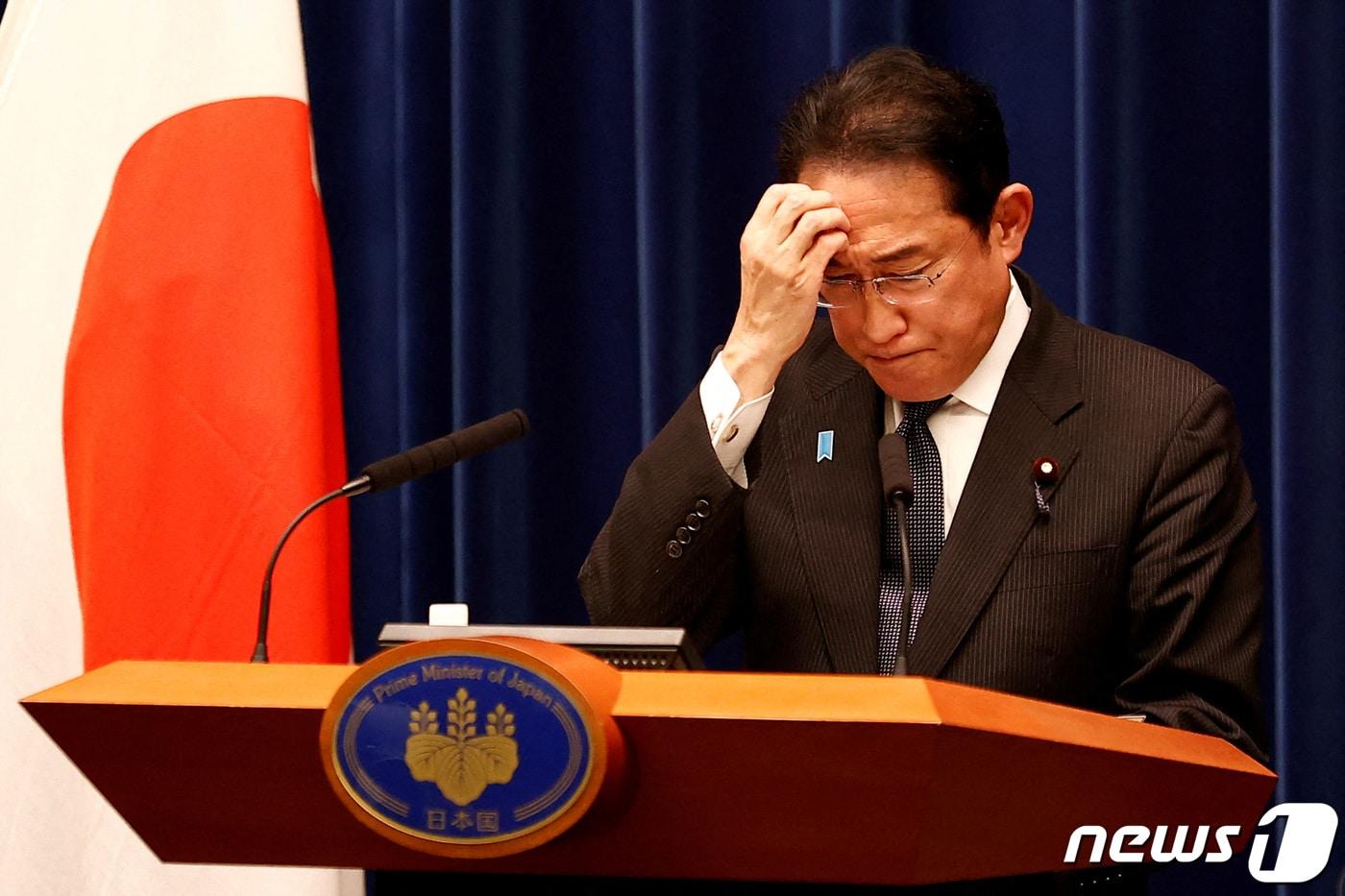 본문 이미지 - 6월 13일 일본 도쿄 총리실에서 기시다 후미오(岸田文雄) 일본 총리가 언론의 질문에 귀를 기울이고 있다. 2023.06.13/ ⓒ 로이터=뉴스1 ⓒ News1 윤주영 기자