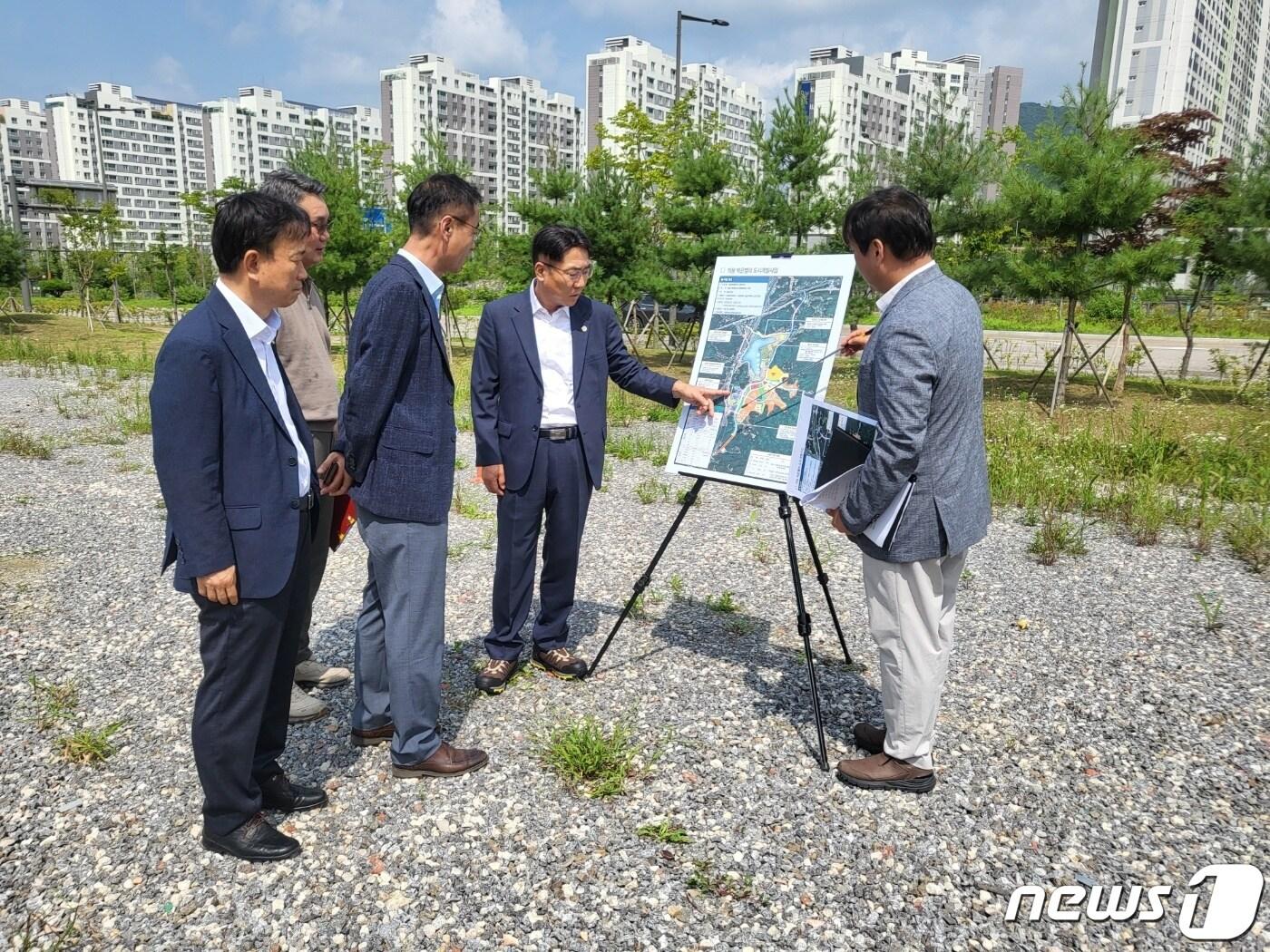 본문 이미지 - 성광식 의왕도시공사 사장(사진 오른쪽에서 두번째)이 공사 임직원으로부터 중요 사업지 현안보고를 받고 있다.(의왕시 제공)