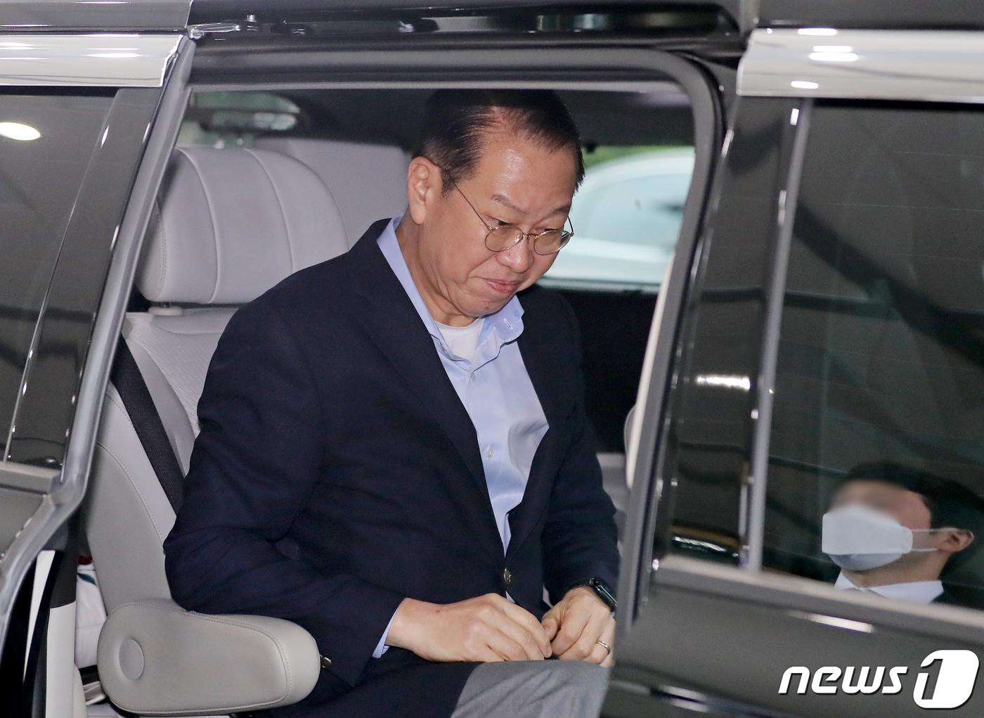 본문 이미지 - 권영세 통일부 장관이 24일 오후 서울 종로구 정부서울청사에서 퇴근하기 위해 차량에 오르고 있다.  2023.7.24/뉴스1 ⓒ News1 장수영 기자