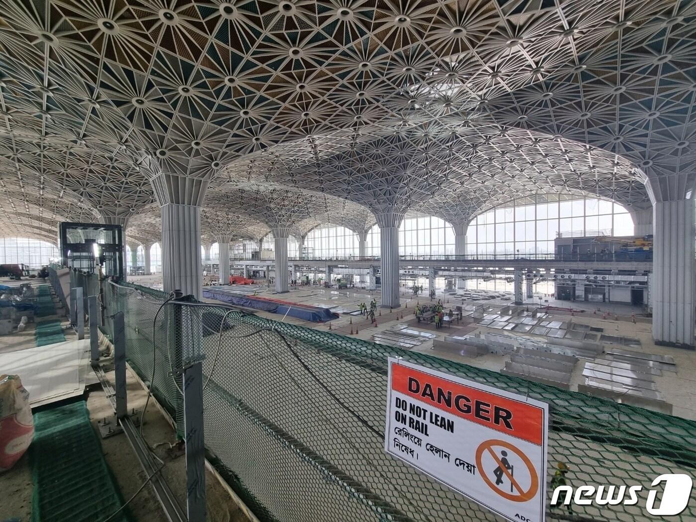 본문 이미지 - 삼성물산이 방글라데시 수도 다카에 증설 중인 하즈랏 샤잘랄 국제공항(HSIA) 3터미널 건물 내부. 천장이 국화인 연꽃 형상으로 장식돼 있다. 2023. 7. 17/뉴스1 ⓒ News1 최서윤 기자