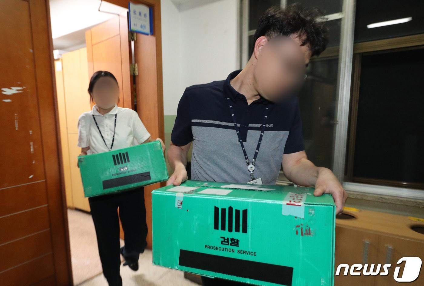 본문 이미지 - 검찰 오송참사 수사본부 관계자들이 24일 오후 충북도청 자연재난과 등을 압수수색한 뒤 압수품을 들고 도청을 빠져나가고 있다. 검찰은 이날 오송 지하차도 참사 관련 도청과 충북경찰청, 청주시청, 행복청 등 10곳을 압수수색했다. 2023.7.24/뉴스1 ⓒ News1 김용빈 기자