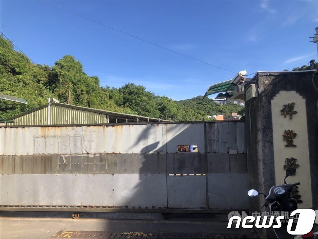 본문 이미지 - 대만 북동부 지룽의 군기지에서 폭발사고가 발생해 9명이 부상, 이중 2명은 중상을 입은 것으로 파악됐다. 24일 대만중앙통신사 캡처