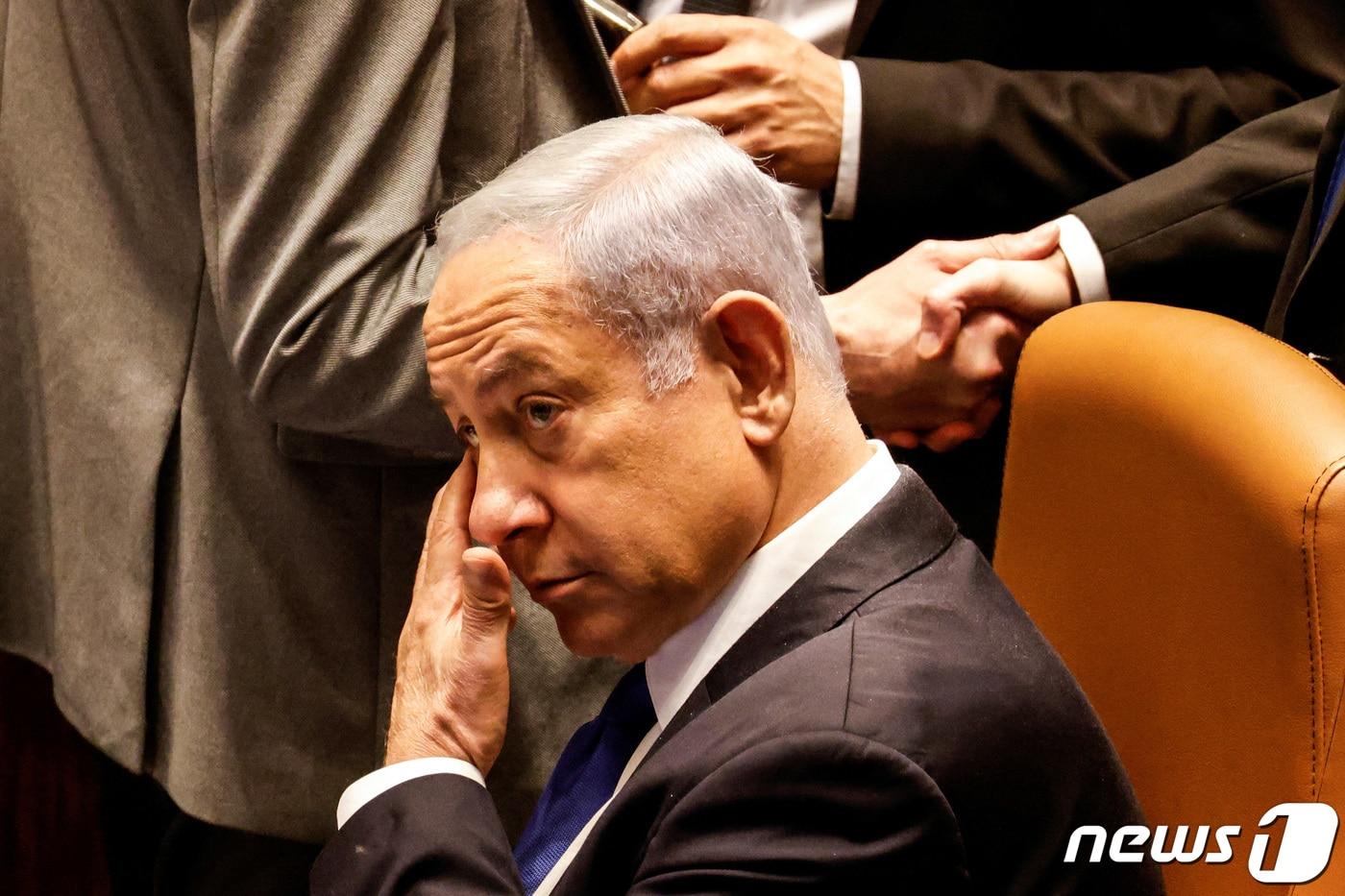 베냐민 네타냐후 이스라엘 총리가 24일(현지시간) 예루살렘의 크네세트(의회)에서 '사법부 무력화' 첫 법안에 투표하는 것을 지켜보고 있다. ⓒ 로이터=뉴스1 ⓒ News1 김민수 기자