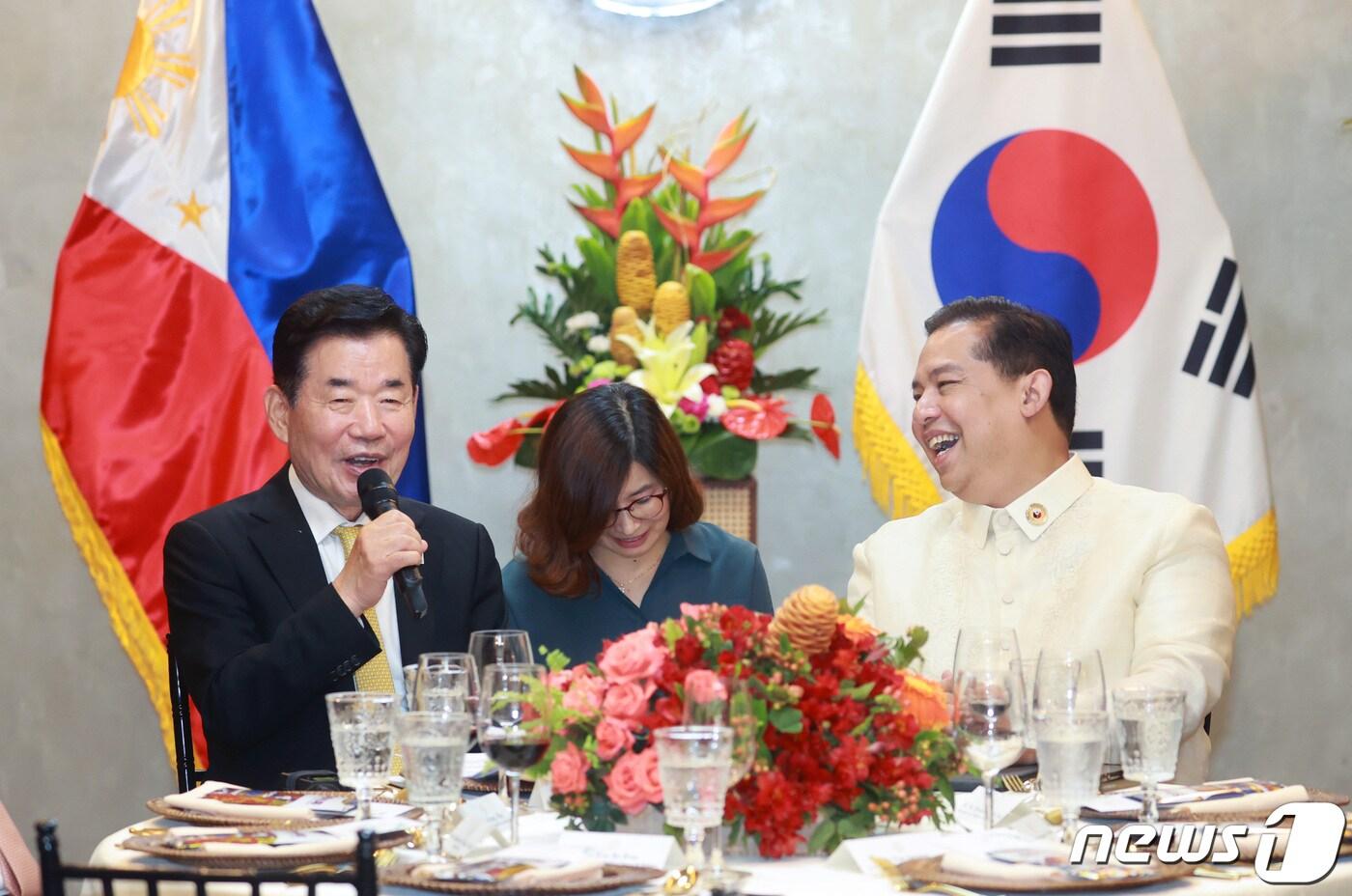 본문 이미지 - 24일(현지시간) 업무 오찬 중인 김진표 대한민국 국회의장과 페르디난드 마틴 G. 로무알데즈 필리핀 하원의장. (사진제공 = 국회) 