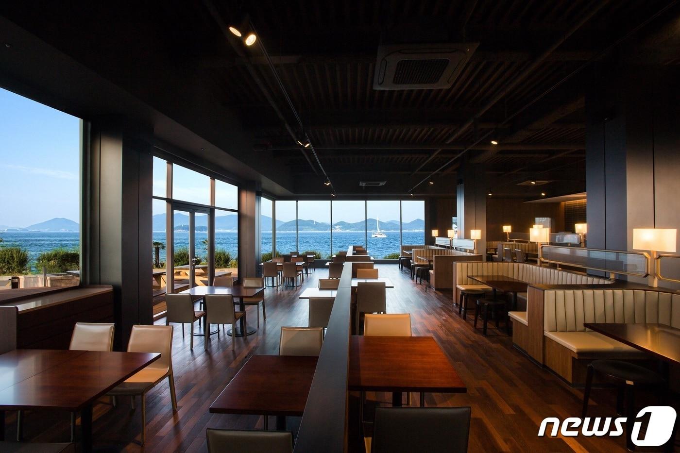 통영마리나리조트 카페&펍 엘리제 실내 전경(금호리조트 제공)