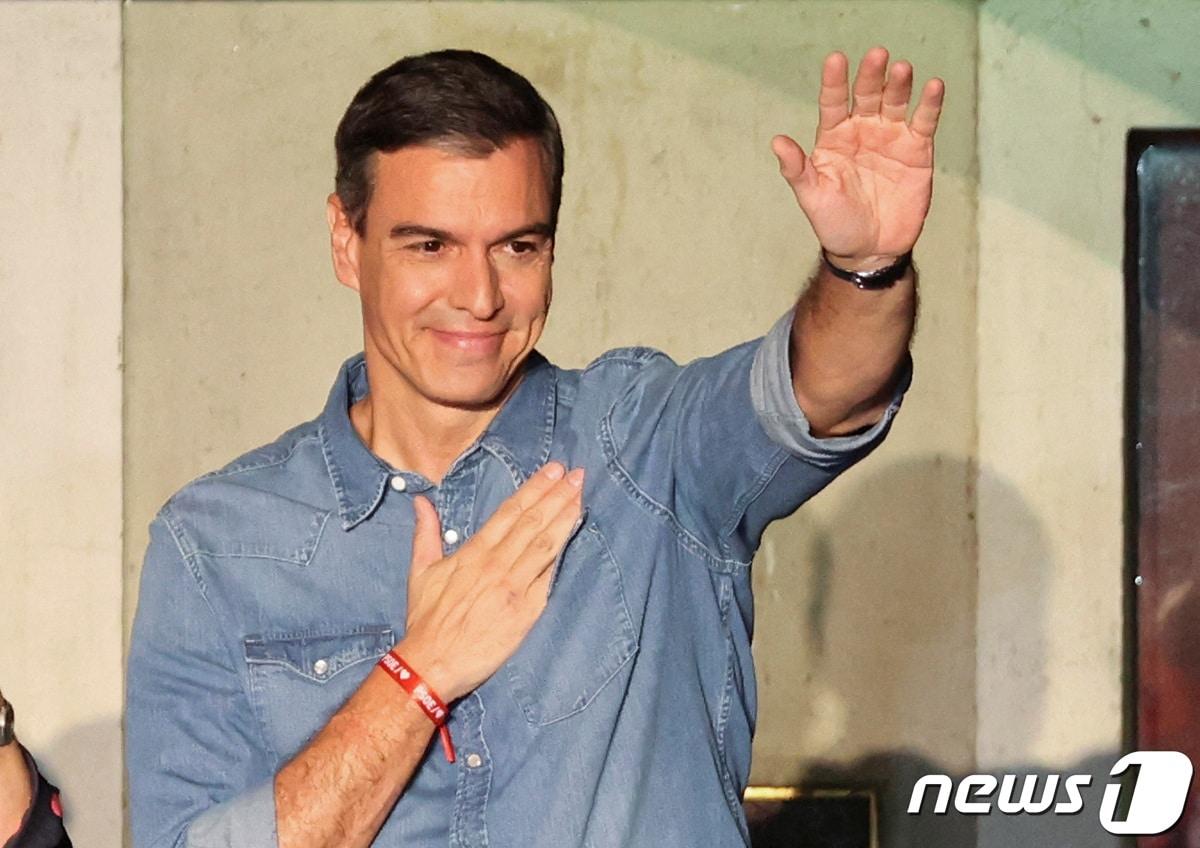 본문 이미지 - 스페인의 페드로 산체스 총리가 지지자들을 향해 손을 흔들고 있다. 2023.07.23. ⓒ 로이터=뉴스1 ⓒ News1 정윤영 기자