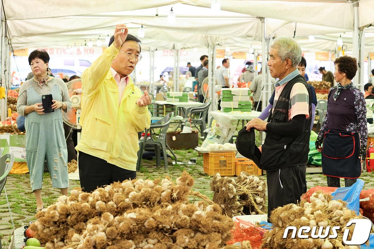 본문 이미지 - 단양생태체육공원에서 열린 단양마늘직거래장터에서 역대 최대 판매액을 기록했다. 