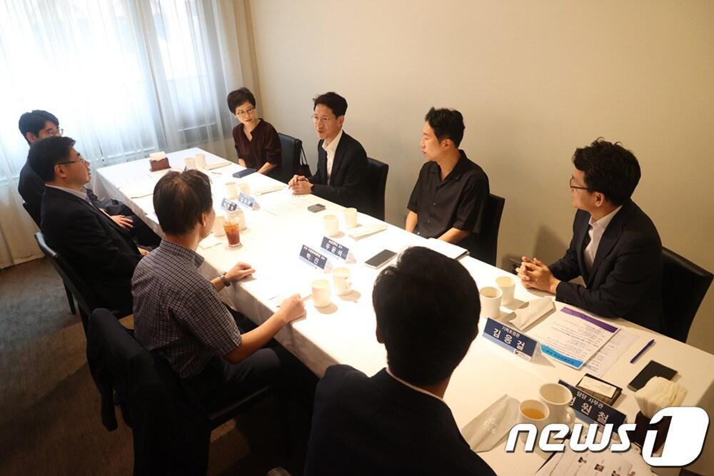 본문 이미지 - 김윤상 조달청장(오른쪽 세번째)이 공공행정 및 규제개혁 전문가들과 함께 국민 체감 현장소통 강화 방안에 대해 의견을 나누고 있다.