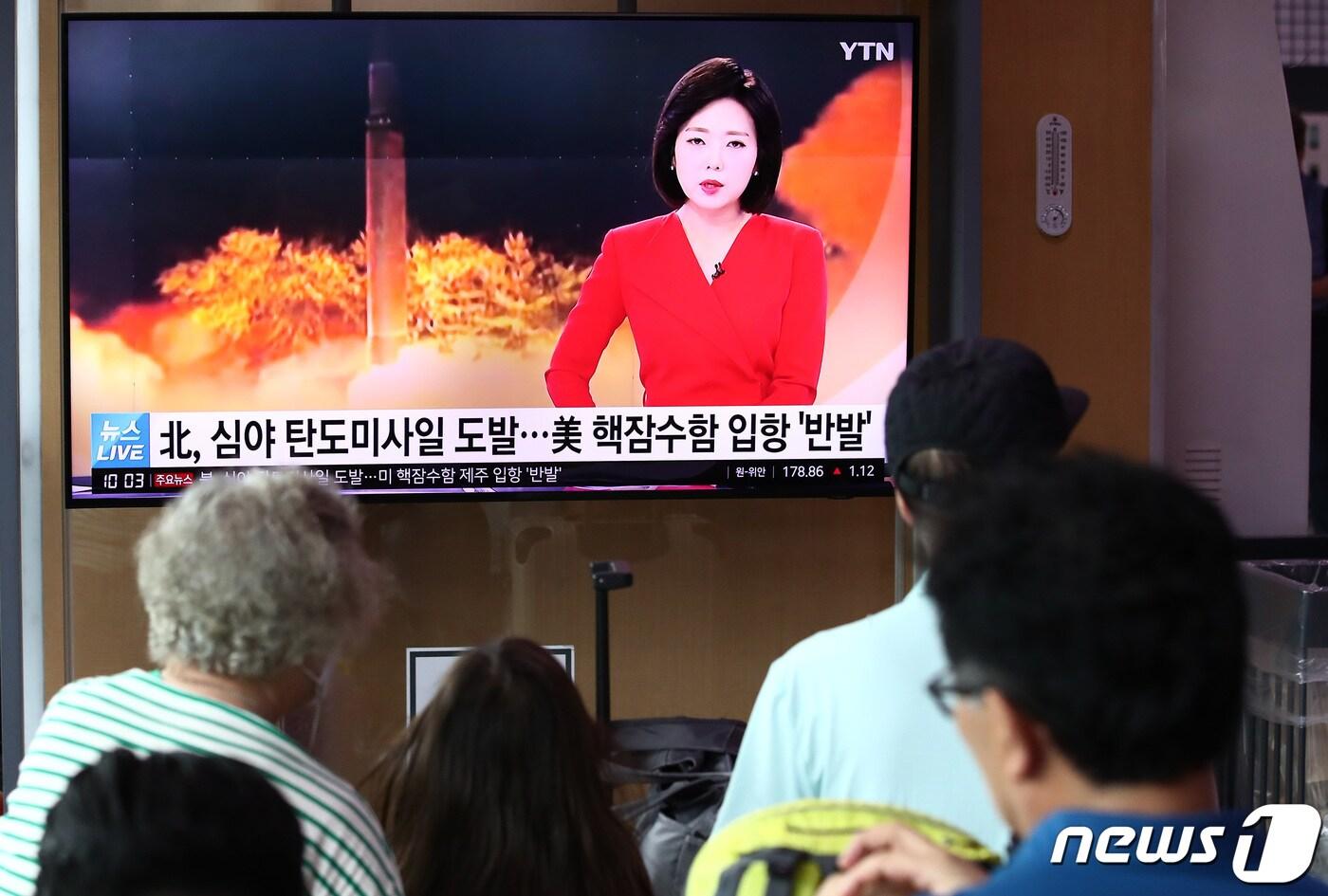 본문 이미지 - 북한이 심야 시간대에 동해상으로 단거리탄도미사일(SRBM) 2발을 기습 발사한 가운데 지난달 25일 서울 중구 서울역 대합실에서 시민들이 관련 뉴스를 시청하고 있다. 2023.7.25/뉴스1 ⓒ News1 김민지 기자