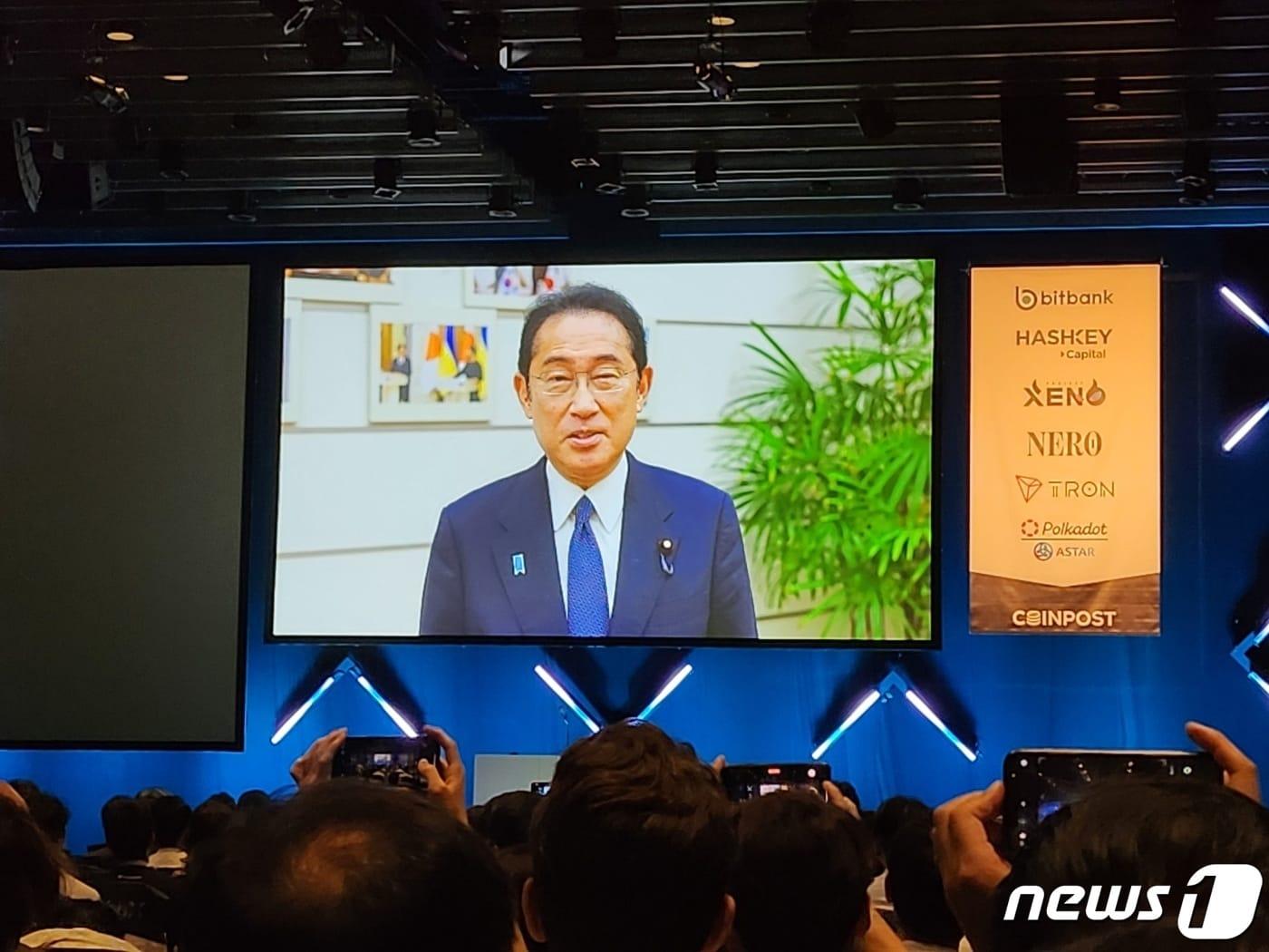 본문 이미지 - 기시다 후미오 일본 총리가 25일 일본 도쿄에서 열린 웹엑스 콘퍼런스에서 연설을 하고 있다.