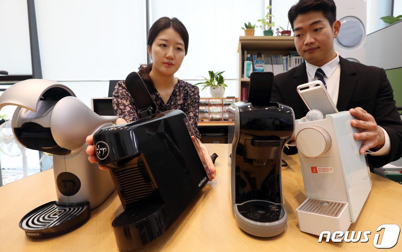 한국소비자원 관계자들이 캡슐커피머신' 10개 제품에 대한 비교정보 내용을 설명하고 있다.  ⓒ News1 김기남 기자