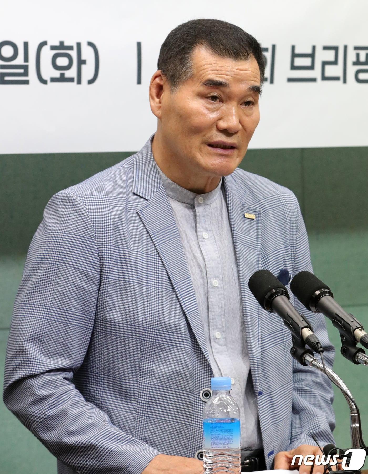 본문 이미지 - 신준섭 전북도체육회 사무처장이 25일 전북 전주시 전북도의회에서 체육인들의 자존심 짓밟는 특정 도의원 규탄 기자회견을 하고 있다. 2023.7.25/뉴스1 ⓒ News1 유경석 기자