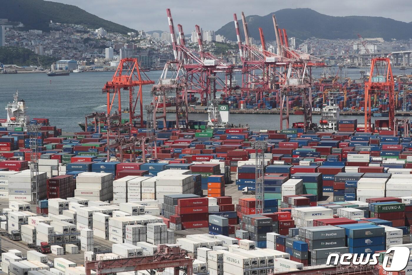 본문 이미지 - 25일 부산항 신선대부두와 감만부두 야적장에 컨테이너가 가득 쌓여 있다. 2023.7.25/뉴스1 ⓒ News1 윤일지 기자