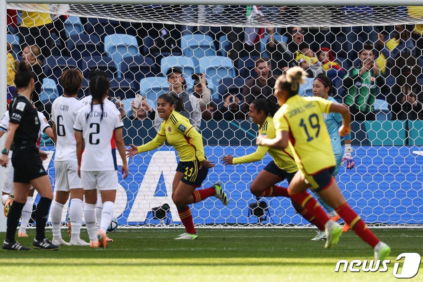 콜롬비아에 0-2로 끌려가든 한국 여자축구대표팀.  ⓒ AFP=뉴스1