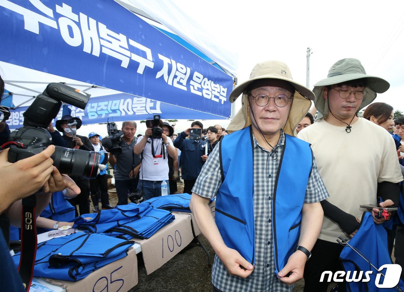 본문 이미지 - 이재명 더불어민주당 대표가 25일 오전 집중호우 피해를 입은 충남 부여 정동리 일대 시설하우스를 찾아 수해 복구작업을 하기 위해 이동하고 있다. 2023.7.25/뉴스1 ⓒ News1 김기태 기자