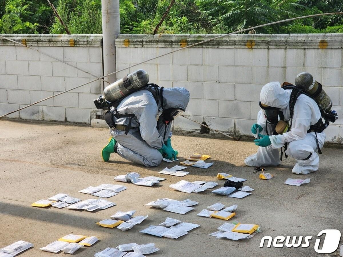 본문 이미지 - 경기도북부소방재난본부는 지난 24일 의정부시 소재 구(舊)경기북부경찰특공대 훈련장에서 대테러 관계기관 합동으로 유해 물질 의심 국제우편물 정밀검사를 실시한 결과, 특이사항 없었다고 밝혔다.(경기도북부소방재난본부 제공)